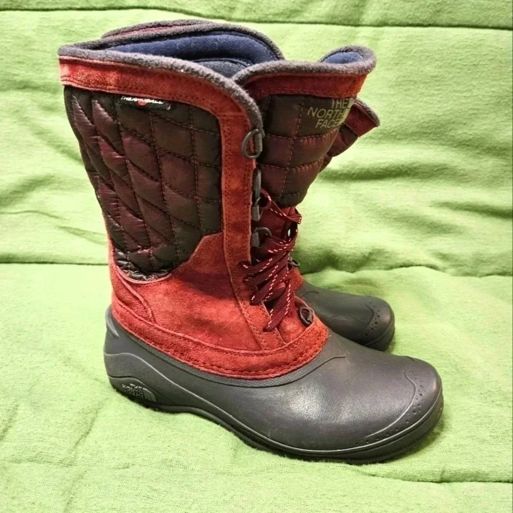 North face rain/snow boots. Woman's‎ size 6